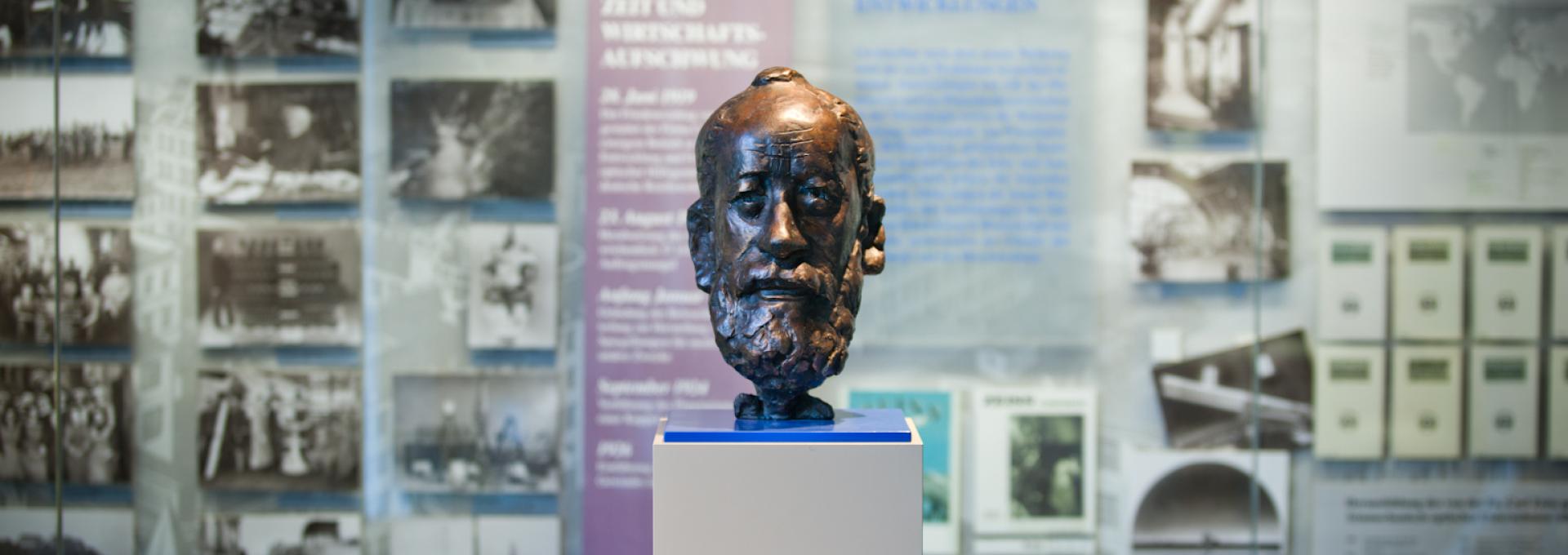 Büste von Carl Zeiss in einem Museum stehend
