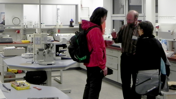 Laboringenieur Olaf Hesse im Gespräch mit 2 interessierten jungen Damen in einem Labor der Werkstofftechnik an der Ernst-Abbe-Hochschule Jena.