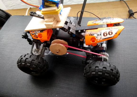 Legofahrzeug mit Umbauten für die Fernsteuerung