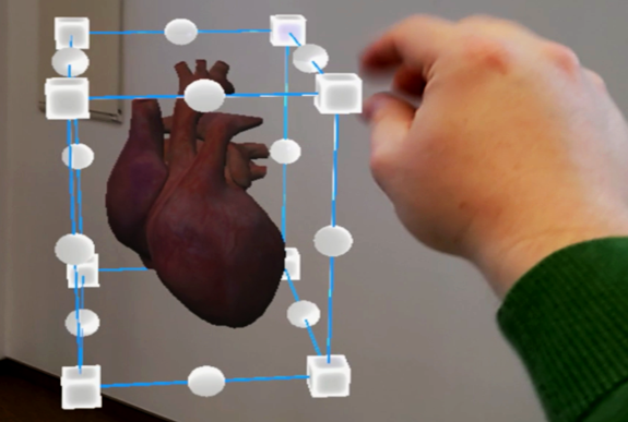 Interaktion mit dem projizierten 3D-Hologram eines Herzens