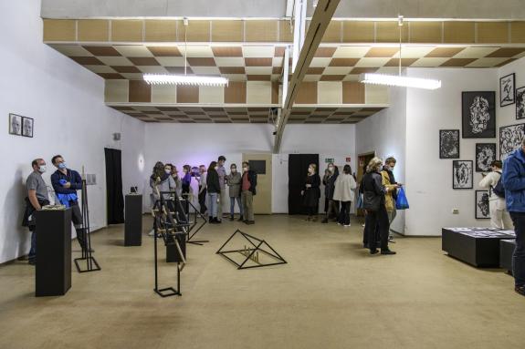 Blick in den Oberlichtsaal des TRAFO-Magazins, Kunstwerke und Besucher*innen stehen im Raum