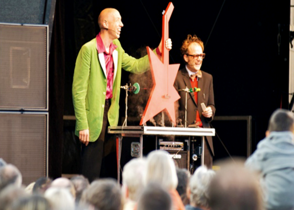 Zwei Physikanten-Darsteller auf einer Bühne, Bild aus dem Programm