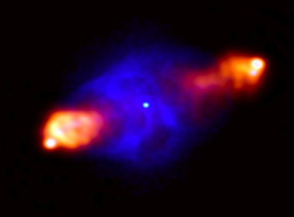 Falschfarbenkomposit der Radiogalaxie Cygnus A, beobachtet mit LOFAR (dargestellt in rot) und seiner Röntgenemission (dargestellt in blau).