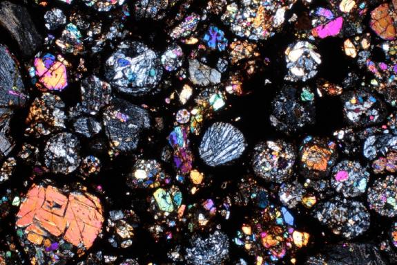 Ein gewöhnlicher Chondrit im Lichtmikroskop zwischen gekreuzten Polarisatoren