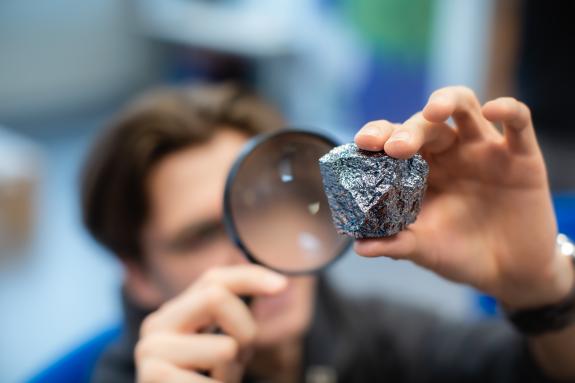 Deutsches Zentrum für Luft- und Raumfahrt DLR_School_Lab Jena Experimente im Schülerlabor Meteoriten unter der Lupe