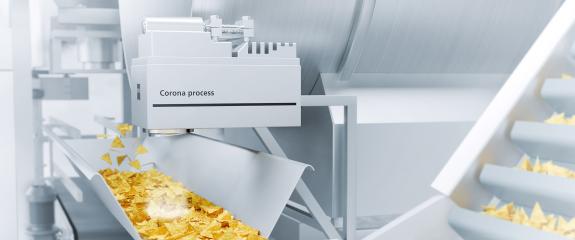 ZEISS Spektrometer über einem Fließband mit Tortillachips. Der Sensor ist unmittelbar in die Produktionslinie integriert und ermittelt in Echtzeit die Analysedaten zu Inhaltsstoffen und Farbe der Snack-Produkte. 