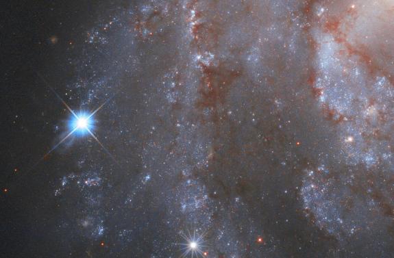 Leuchtkräftige Sternexplosionen, wie jene in der Galaxie NGC 2525 in rund 70 Millionen Lichtjahren Entfernung, sind ein spektakuläres Schauspiel der Endphasen der Sternentwicklung. Gammastrahlenbursts gehören in diese Kategorie und können noch viel leuchtkräftiger sein.