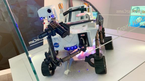 Mars-Rover als Mini-Modell in gläserner Vitrine in der Produktausstellung von Jenoptik