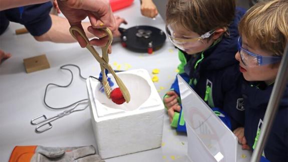 Kinder bei einem Experiment