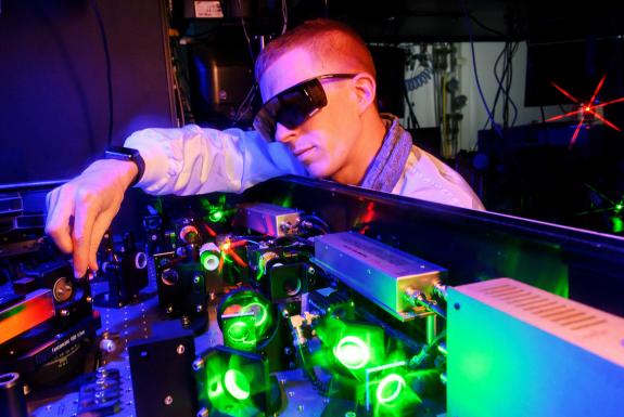 Forscher justiert Laser im Labor für ein Experiment.