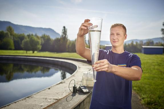 Ein junger Mann führt eine Sichtprobe mit Wasser durch