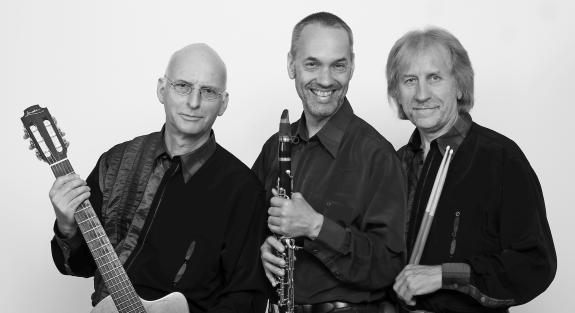 Band Jezmer in schwarz/weiß, 3 männliche Musiker