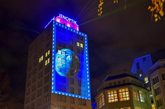 Durch Videomapping beleuchtete Fassade am Hochhaus mit Bild einer Erdkugell