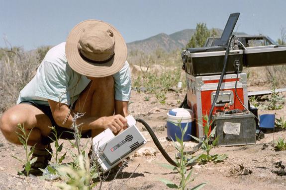 Duftanalyse an Pflanzen während eines Feldversuches in Utah, USA.