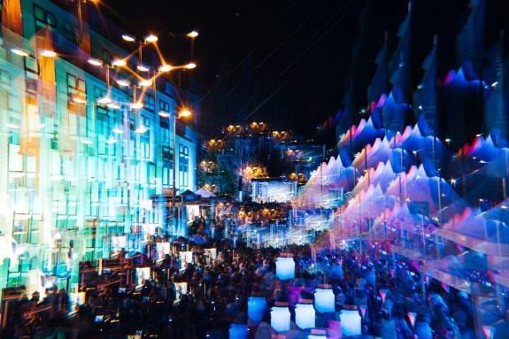 bunte Lichteffekte bei der Langen Nacht der Wissenschaften Jena 2024
