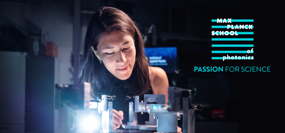 Banner Max Planck School of Photonics: Studentin bei Arbeit im Laserlabor