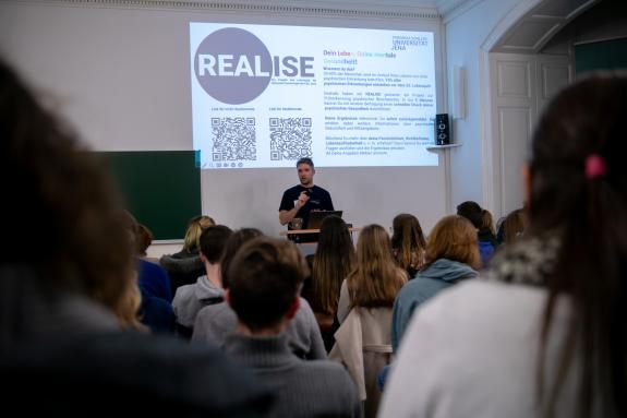 Dr. Fabian Rottstädt, Leiter der Lehr- und Forschungsambulanz der Professur für Klinische Psychologie, hält den Vortrag „Dein Leben; Deine mentale Gesundheit“ und erläutert, wie psychische Erkrankungen entstehen sowie wie man ihnen vorbeugen und sie behandeln kann.