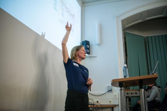 Prof. Dr. Ilona Croy, Lehrstuhlleitung der Klinischen Psychologie an der Friedrich-Schiller-Universität Jena, hält einen Vortrag über die Bedeutung von Berührungen im zwischenmenschlichen und wissenschaftlichen Kontext.