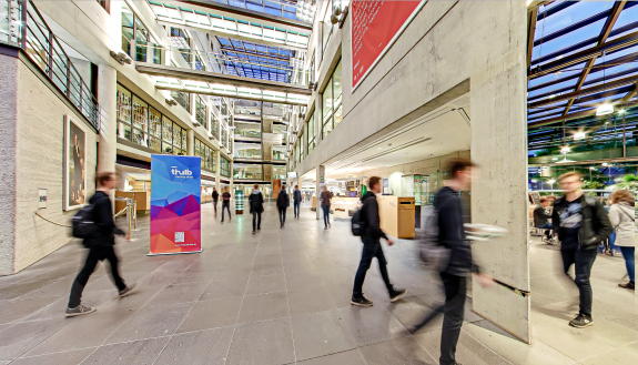 Das lichtdurchflutete Foyer der Thüringer Universitäts- und Landesbibliothek (ThULB) Jena zeigt die Bibliothek als modernen Ort für Lernen, Forschung und Begegnung. Die offene Architektur und die belebte Atmosphäre spiegeln den Charakter der größten wissenschaftlichen Bibliothek Thüringens wider.