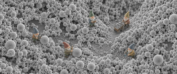 Künstlerisch bearbeitete Rasterelektronenmikroskop-Aufnahme von Nanopartikeln. Zwischen kugelförmigen Partikeln erkunden Forscherzwerge die Nanopartikel. Die Illustration symbolisiert die faszinierende Welt der Nanotechnologie