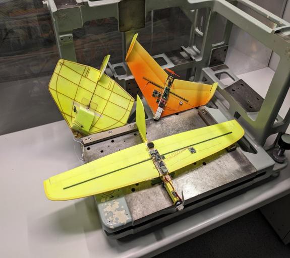 mehrere Mikroflugzeuge auf einem Tisch