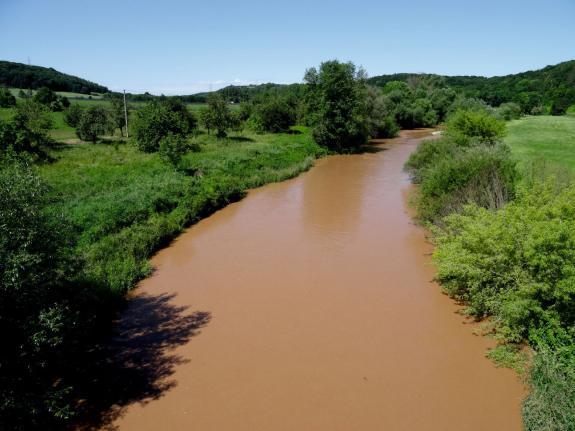 Sedimentbeladene Weiße Elster bei Zeitz im Sommer 2019