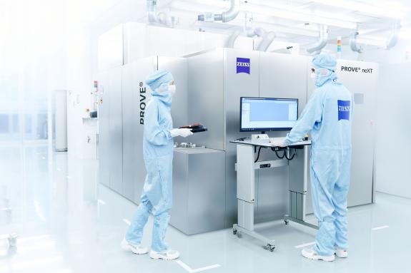Zwei Reinraumfachkräfte bedienen ein ZEISS PROVE neXT System zur nanometergenauen Vermessung von Photomasken.
