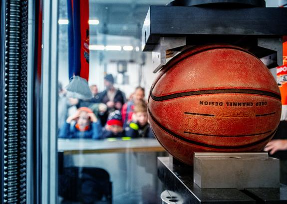Druckprüfung von Basketbällen 