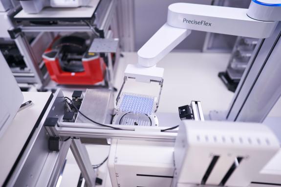 Robotikarm mit Mikrotiterplasse