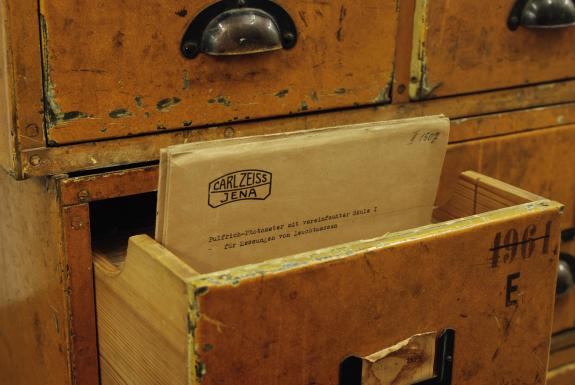 Wooden drawers in the archive contain a document by Carl Zeiss Jena entitled ‘Pulfrich photometer with simplified column I’.