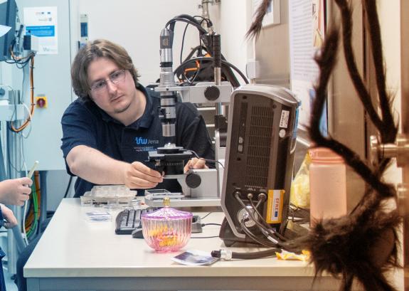 Non-destructive materials testing using microscopy