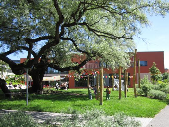 The photo shows the Beutenberg nursery building and its lovely garden. 