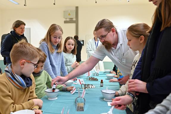 Die kleinsten Nachwuchswissenschaftler können gemeinsam mit uns experimentieren.